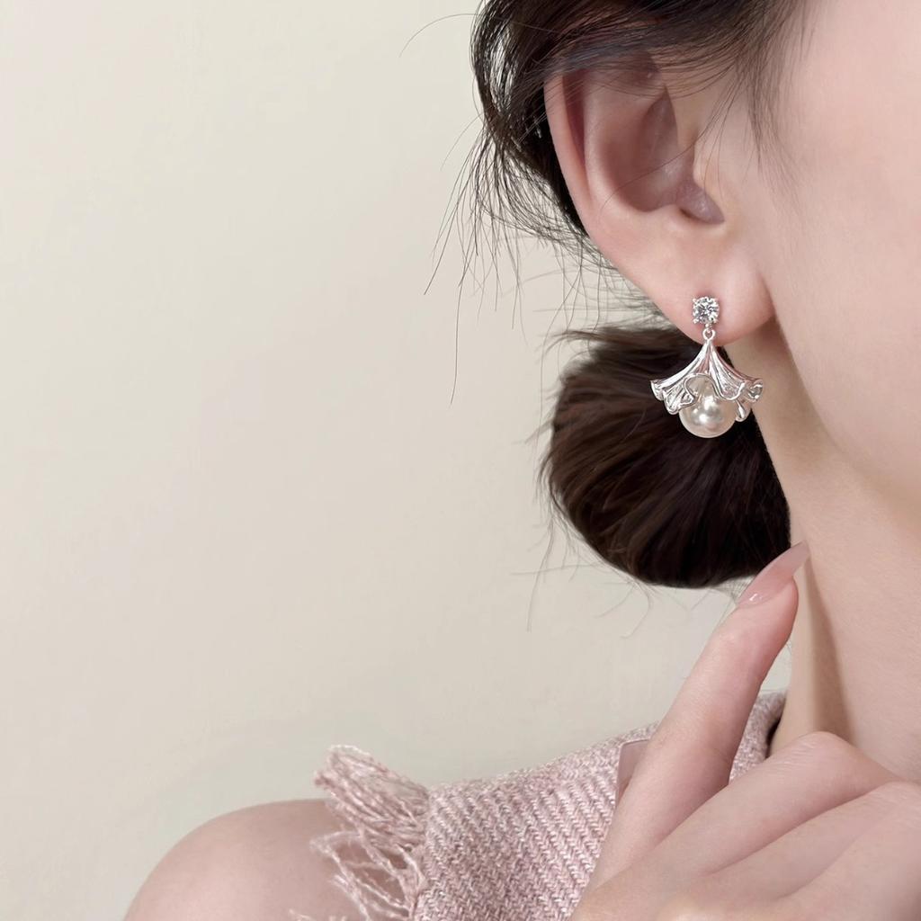 Exclusive Fan-shaped Ginkgo Leaf Tassel Earrings for Women in Summer, Exuding A Luxurious and Sophisticated Vibe.