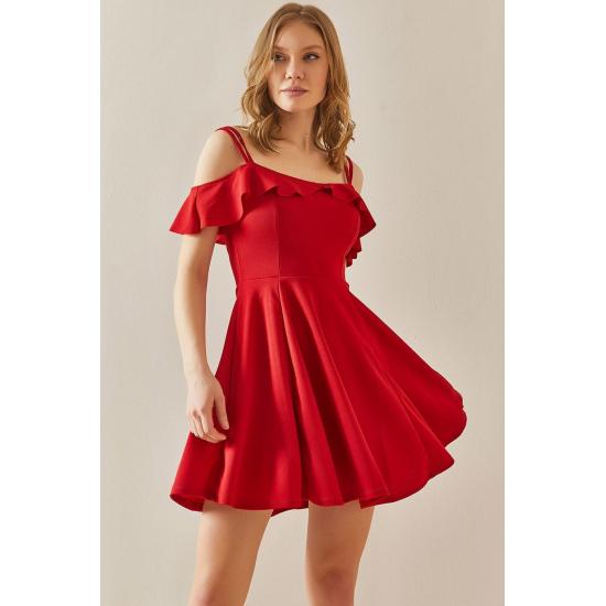 

Платье с оборками и рюшами на бретельках с открытыми плечами