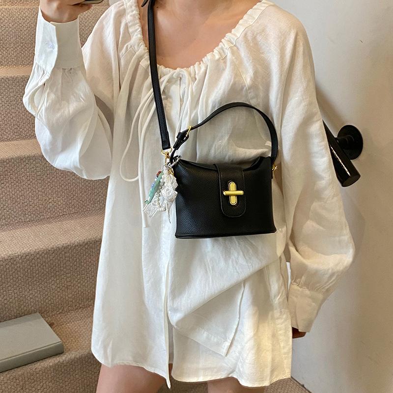 

Niche Commuter Handbag Женская сумка через плечо Простая повседневная сумка-мессенджер подмышкой without pendant чёрный