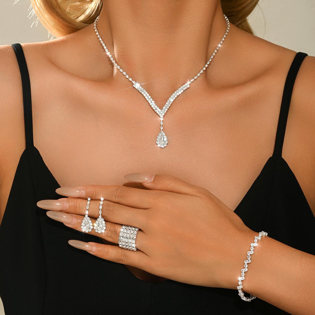 2026 Delicate Claw Chain Rhinestone Necklace Earrings Set Four-piece Crystal Clavicle Chain Dinner Accessories Necklace 45CM