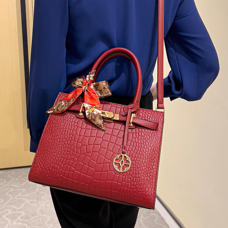 Luxury casual handbag for middle-aged mothers, 2024 summer new crocodile pattern handbag, elegant commuter tote bag for middle-aged women
