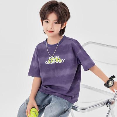 Violettes kurzärmeliges Jungen-T-Shirt mit Batik-Streifen