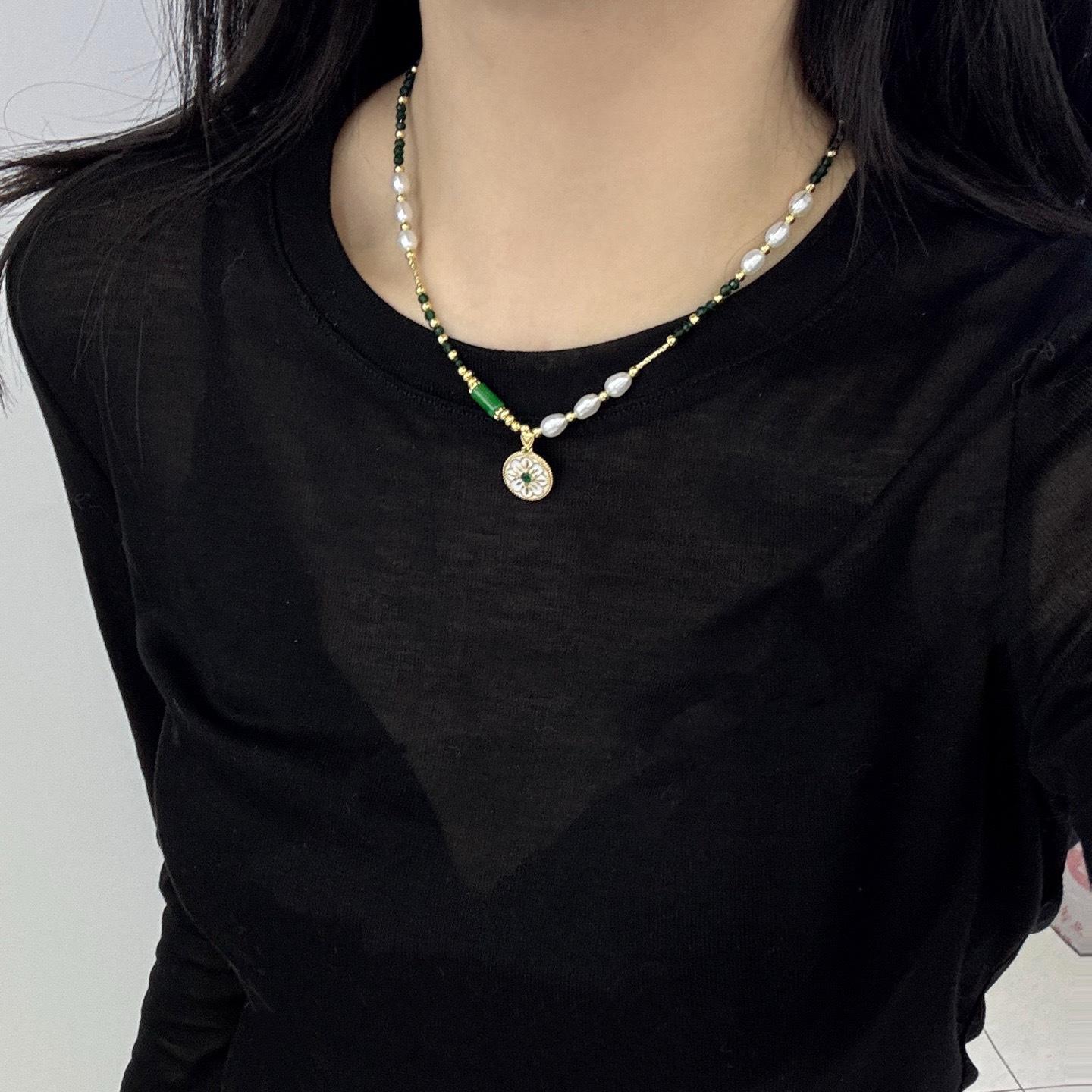 Elegant Green Crystal Necklace with 5-6mm Freshwater Pearls 5-6mm белый
