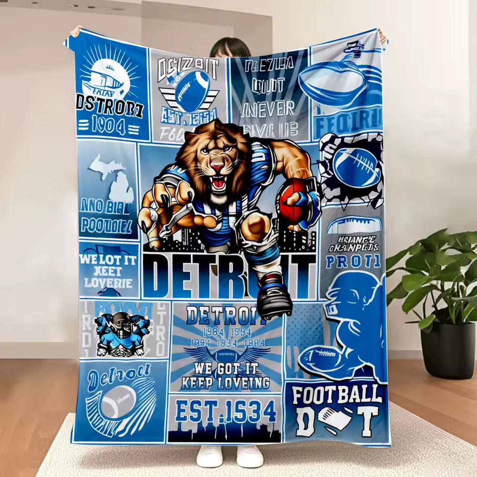 Koc Collage Dziedzictwo Futbolu Detroit - Żywe Niebiesko-Szare Grafiki z Drapieżnym Lwem Maskotką, Upamiętniający Historię Drużyny (1904-1984