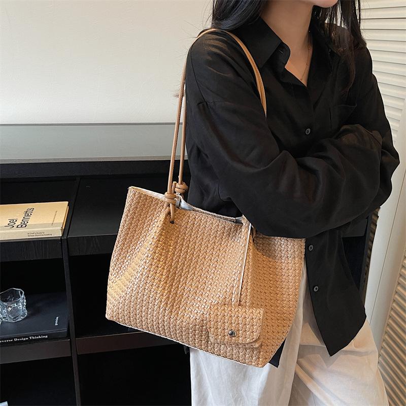 Large Capacity Bag Women's Autumn and Winter 2025 New Versatile Retro Shoulder Bag Casual Premium Texture Commuter Tote Bag