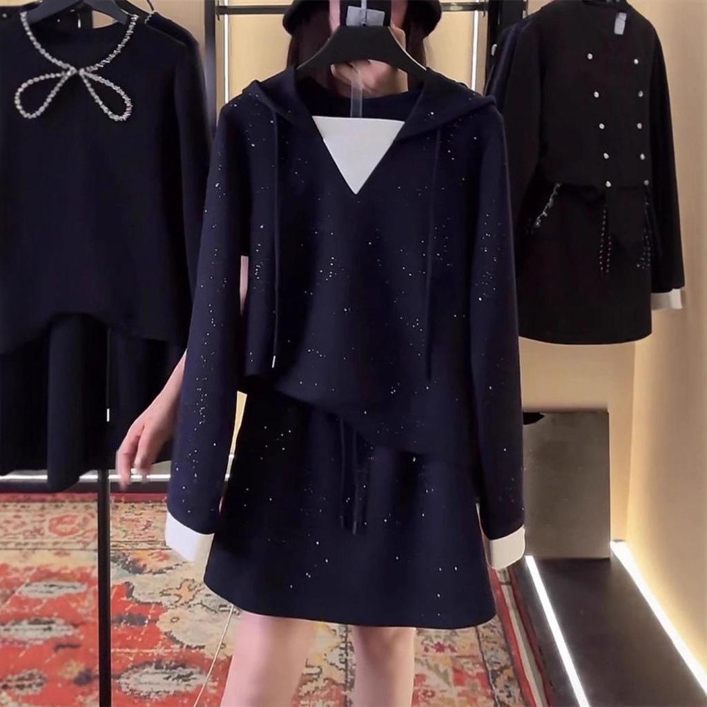 Ensemble Deux Pièces Hoodie et Jupe Courte Brillant Léger de Luxe 2025 pour Femmes Début d'Automne.