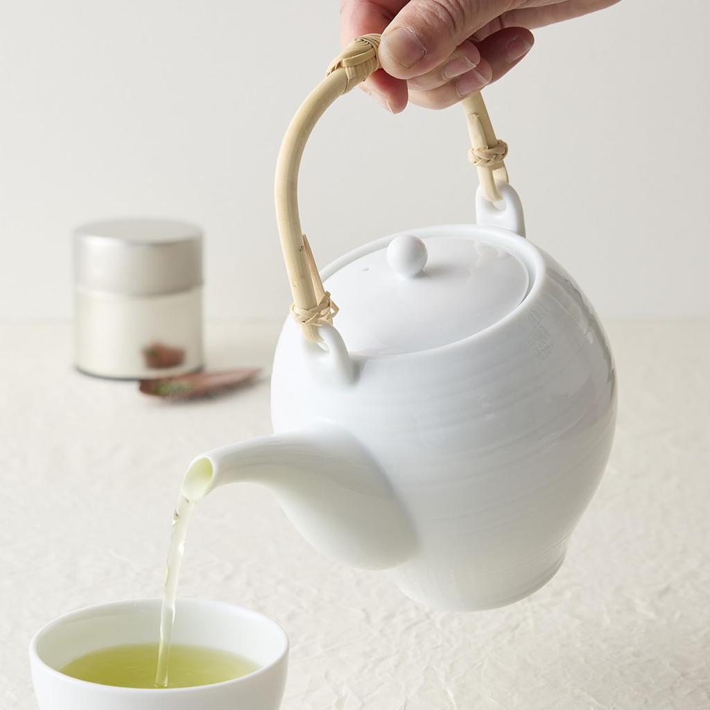 Mino Ware Earthenware Teapot with a Hole and Stainless Steel Tea Capacity Approximately Microwave and Dishwasher White Made In Product Number "Miyama"