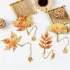Rotes Ahornblatt Metall Lesezeichen mit Kette Emaille Kanadisches Souvenir Geschenk für Buchliebhaber Lehrer Mama Kollegen Goldfarben Herbst Seitenmarkierer f