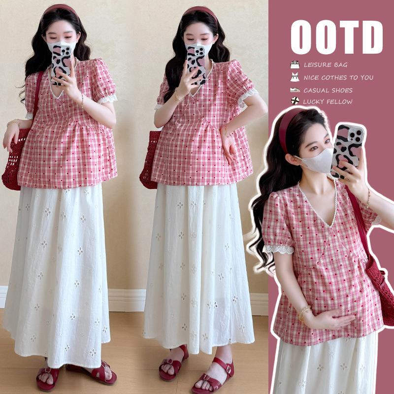 

Summer 2026 Age-Reducing Maternity Two-Piece: Sweet V-Neck Top + Pig Nose Buckle Skirt M