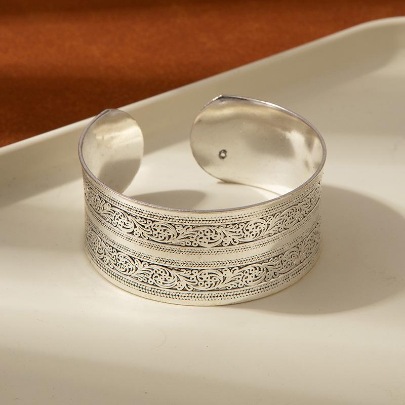 Retro Ethnisch Geschnitzt Breitband Imitation Miao Silber Armreif – Antikes Chinesisches Handgefertigtes Armband für Frauen