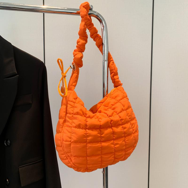 2025 neue koreanische gefaltete Wolken-Tasche Damen-Umhänge-Messenger-Tasche Mode Daunenbaumwollkleidung Achselhöhlen-Knödel-Tasche