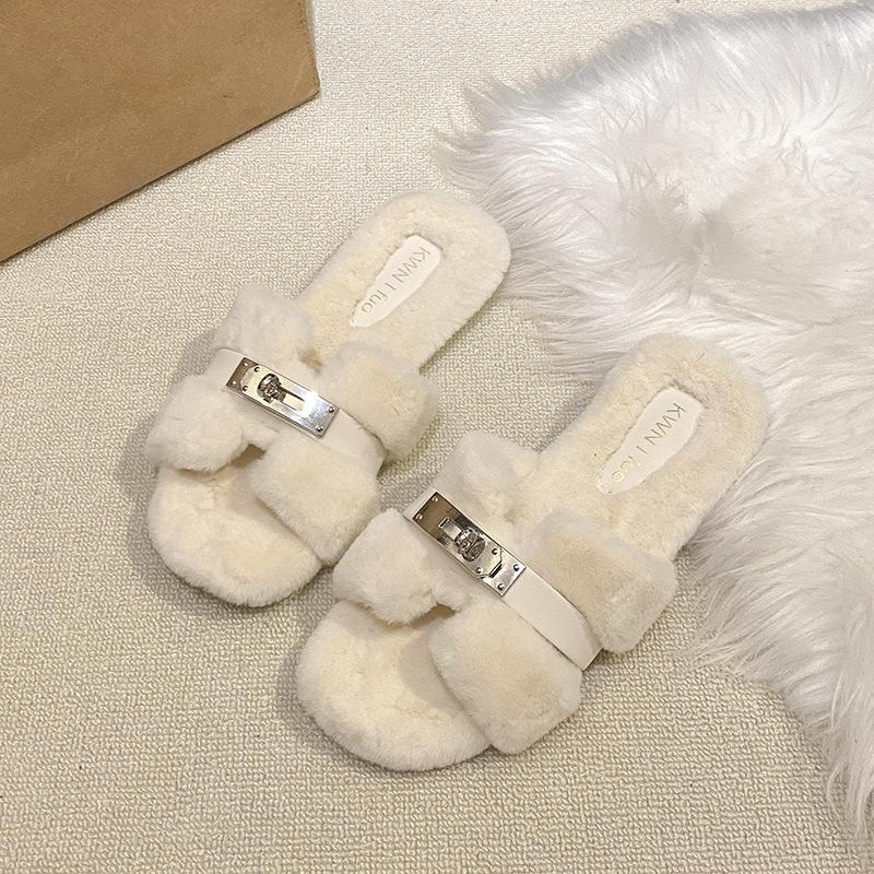2025 neue flauschige Hausschuhe Damen tragen flache Sohle Samt Internet-Berühmtheiten rutschfest Wortkreuz Metallschnalle Retro Baumwollmopp