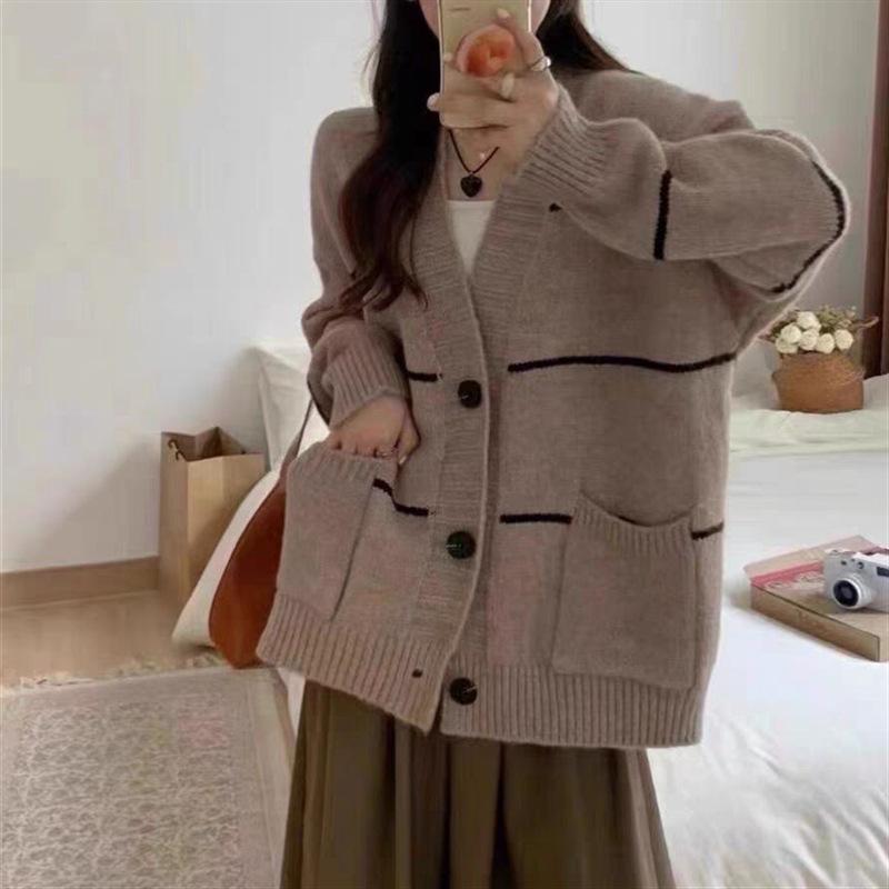 

Осень и зима новый свободный большой размер V-образный вырез полосатый свитер ленивый стиль ретро гонконгский стиль женская одежда повседневное пальто 49-23 (average size) верблюд