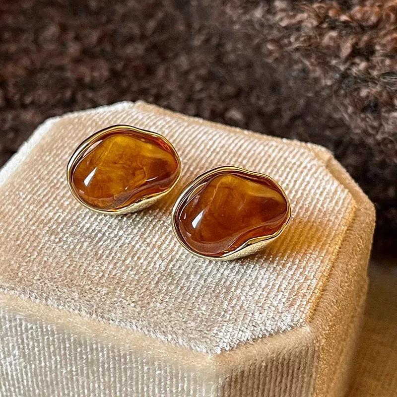 Elegant Pearl Stud Earrings: Simple, High-End Design for Autumn/Winter 2024