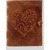Handgefertigtes Lederjournal mit Herzprägung - echtes Leder mit Papier, als Neujahrsgeschenk.