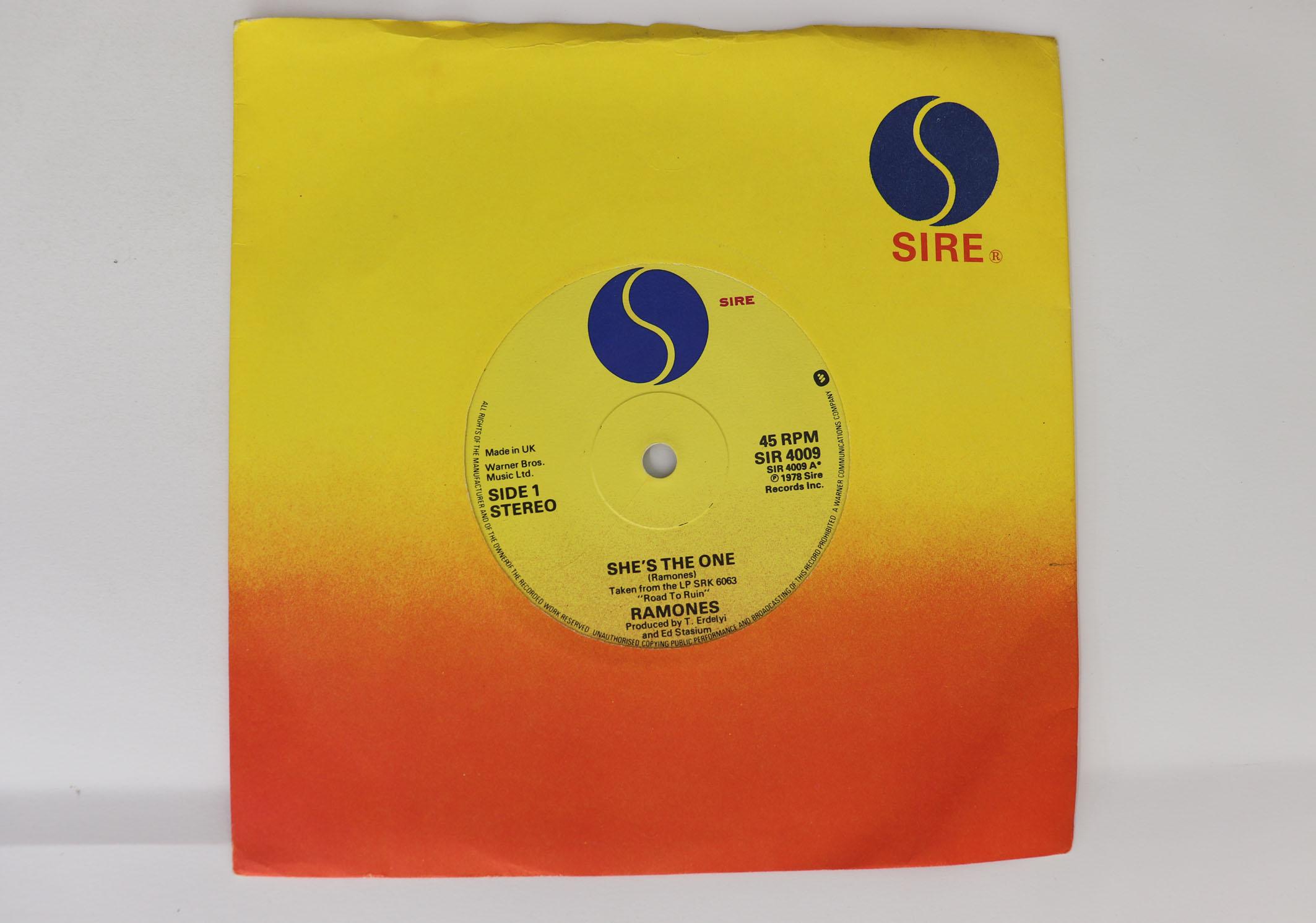 

7inch Record RAMONES - She s The One / I Wanna Be Sedated SIR4009 SIRE 1978 UK Rock Used