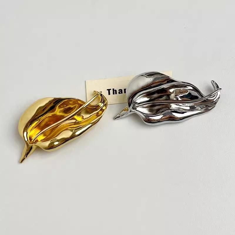 Vintage Metal Leaves Flower Shape Brooch for Women Unique Delicate Suit Corsage Pins Fashion Accessory Party Jewelry