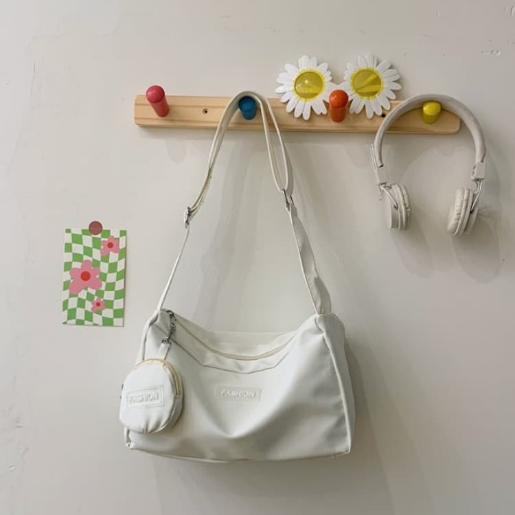 

Женская сумка-мессенджер однотонная детская и материнская на плечо белый