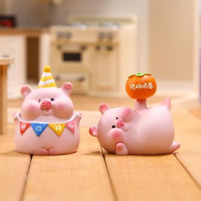 Süße kleine Dekorationen auf dem Tisch im Zimmer des kleinen Schweinchens Nannan Geburtstagsgeschenke und Handarbeiten