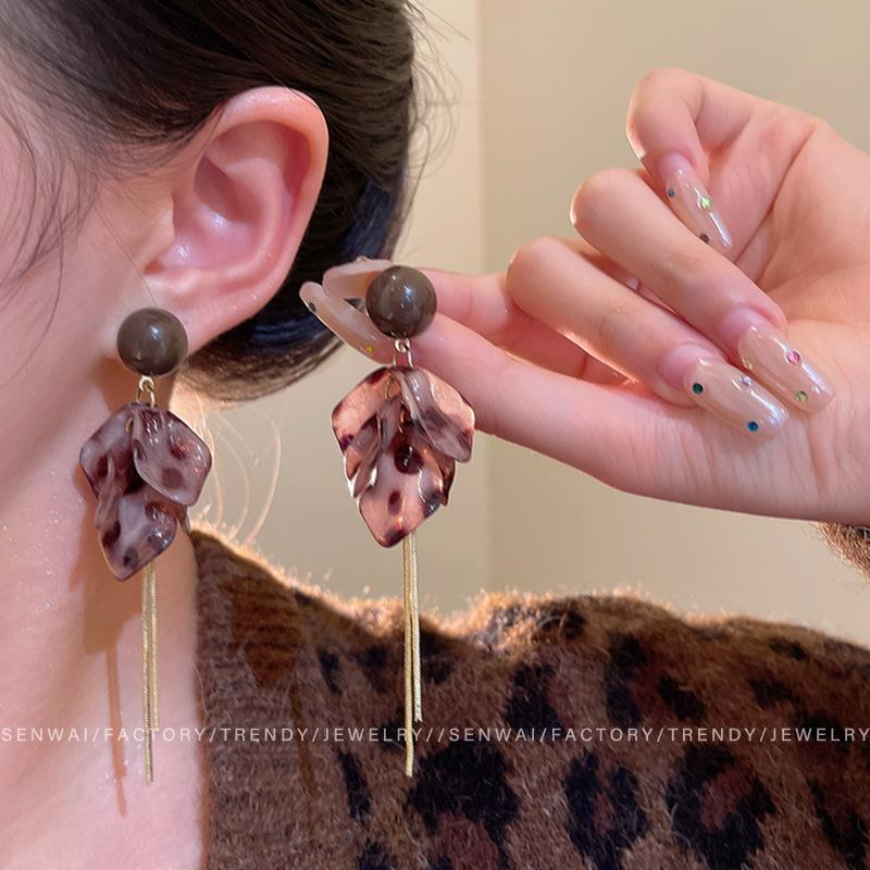 

Maillard coffee color flower fringed earrings women s light luxury temperament high-end stud earrings retro niche design ear jewelry