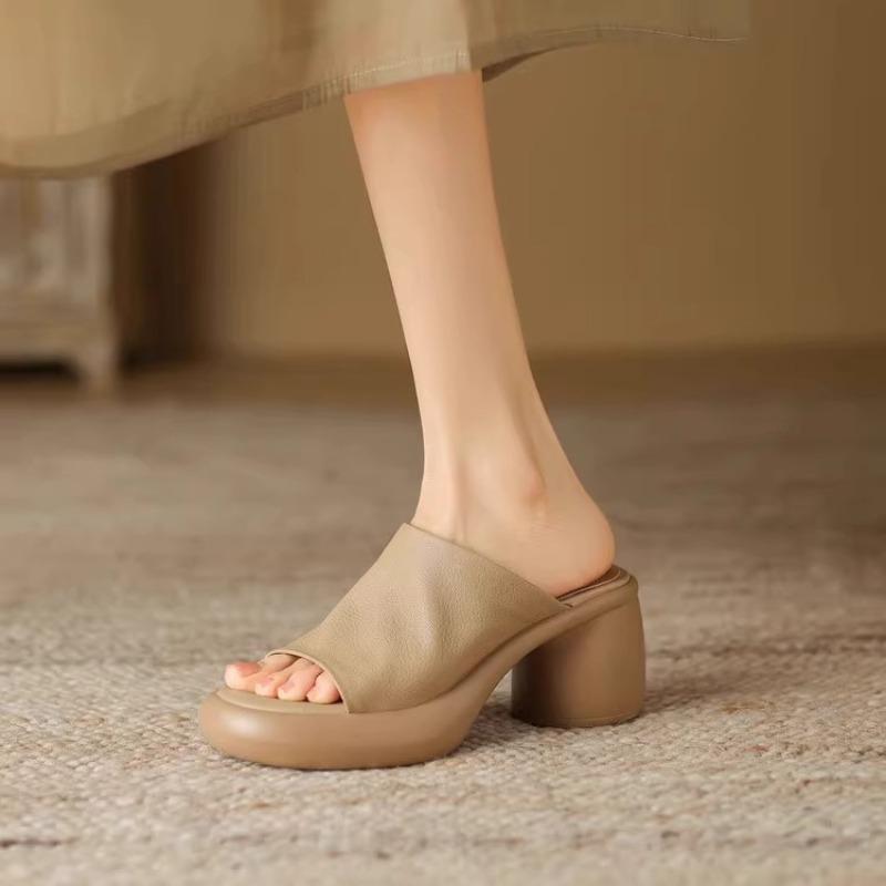 

Fashion A Woman Wearing Open-toe Flip-flops Wears A Delicate Thick-soled One-line Flip-flop with A Cheongsam and High Heels 40