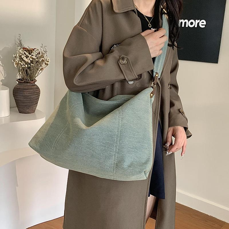 

Casual relaxation large-capacity cloth bag women s 2025 new versatile messenger bag commuter shoulder tote bag 42*11*30 синій