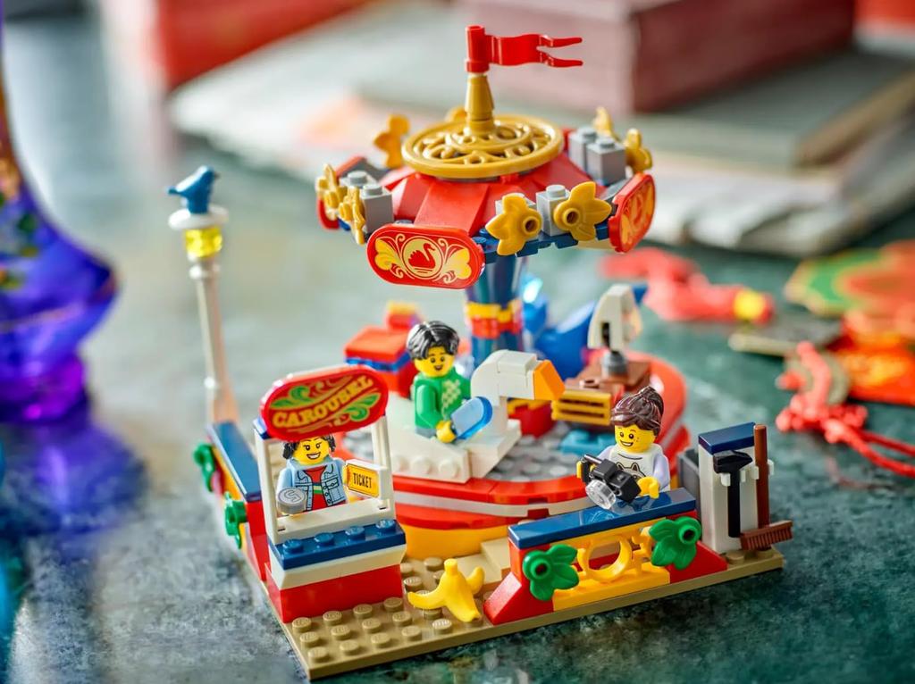 LEGO Herní sada do zábavního parku 40714 Kolotoč pro děti od 8 let