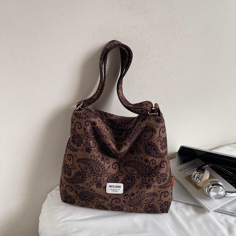 

Casual retro niche bag women s autumn and winter new fashion shoulder messenger bag versatile tote bag