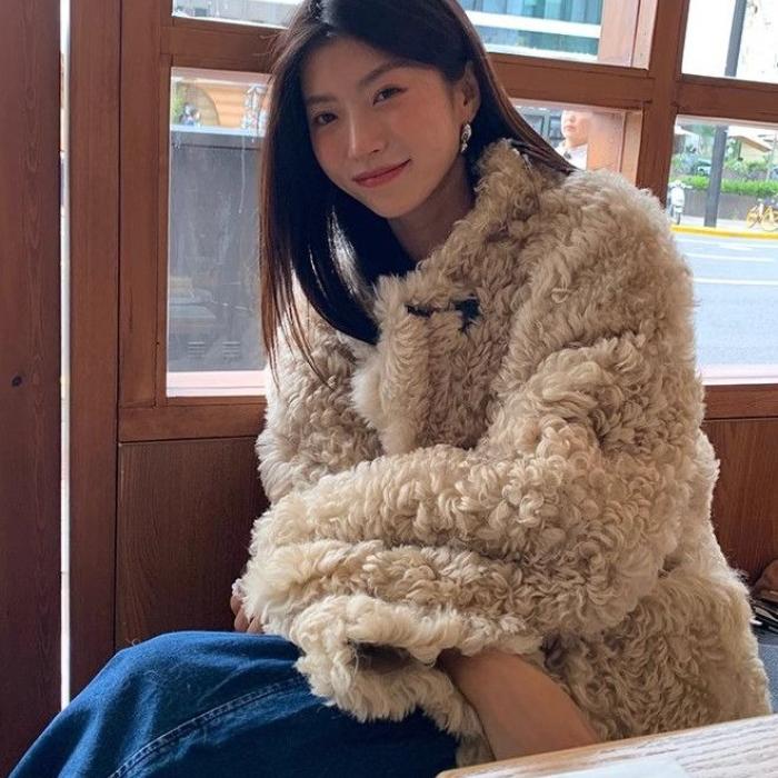 Women Winter Thickened Horn Button Lamb Wool Coat Fluffy Faux Fur Oversize Jacket