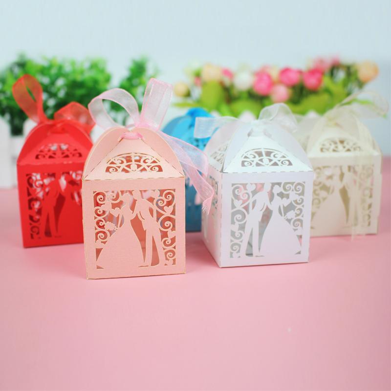 30 50 STÜCKE/llot Laser Cut Braut Bräutigam Hochzeit Süßigkeiten Pralinenschachtel Gäste Geschenkboxen Papierverpackung Babyparty Schokoladenkeksschachtel