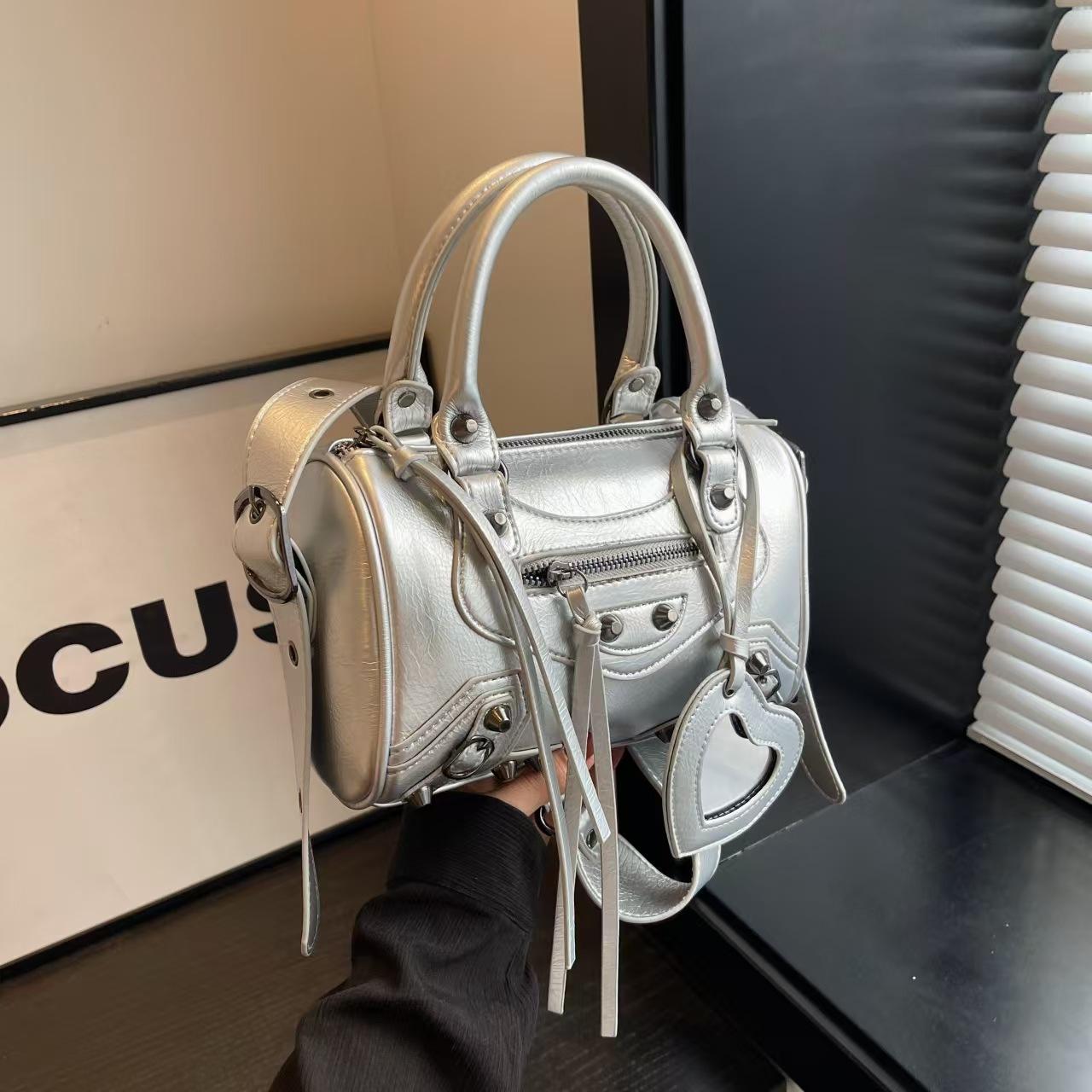 

Локомотив Женская нишевая мода заклепки портативная сумка-подушка широкий плечевой ремень одно плечо сумка-мессенджер серебряный