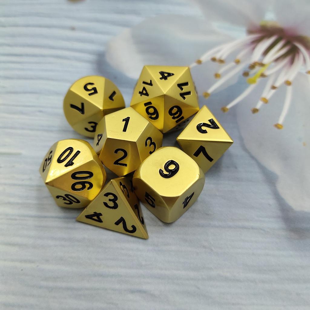 Metall Polyedriska Tärningar Glänsande Svart Kropp och Mörkgröna Siffror Zinklegeringstärningar med Metallfodral