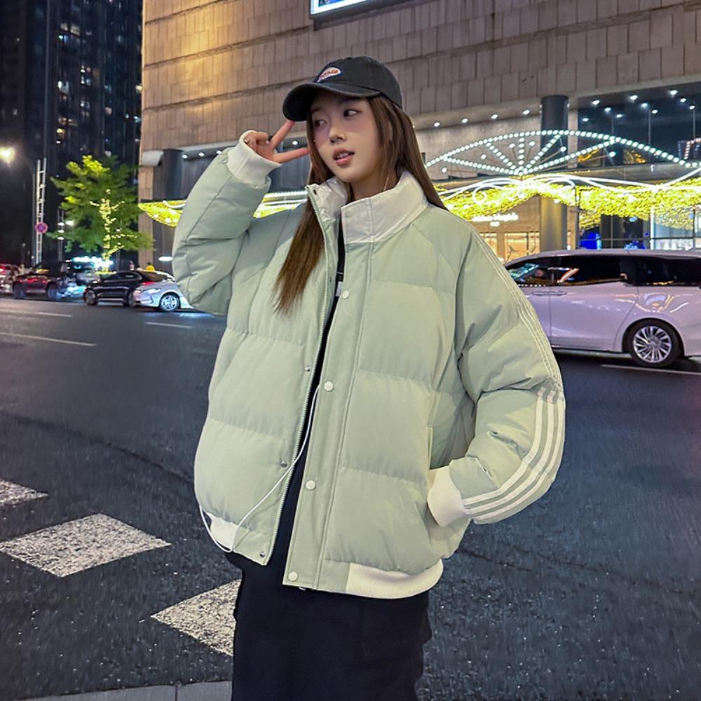 Cotton-padded clothes are popular in winter. Men's thickened jackets and women's stand-up collars are couples' three-bar bread clothes.