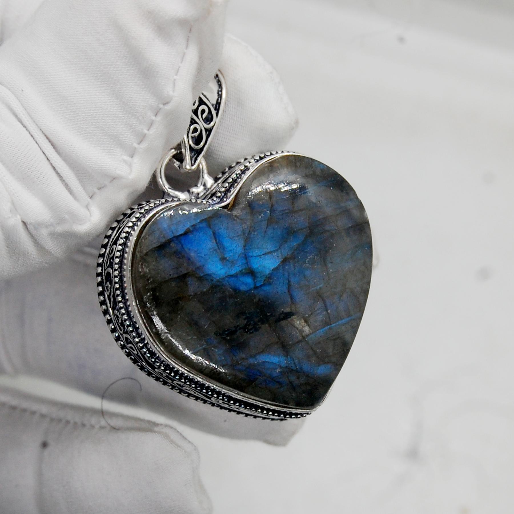 

Підвіска з лабрадориту «Блакитне полум я» у формі серця, срібло 925 проби, дизайнерська підвіска з лабрадориту