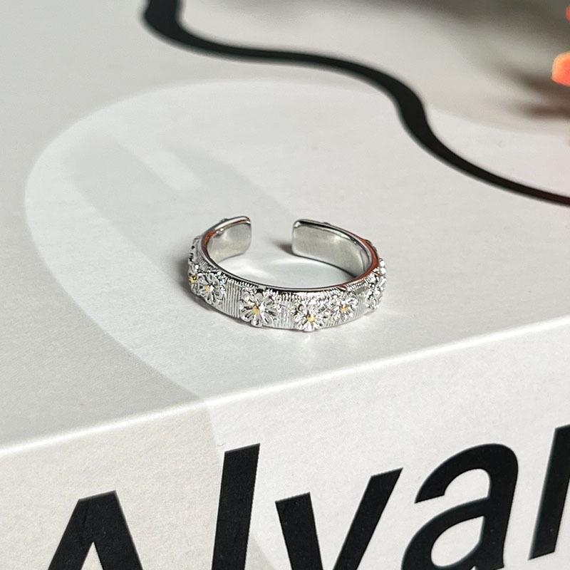 Italian style sweet and cool atmosphere ring women s retro daily exquisite brushed hollow fashion light luxury ring tide