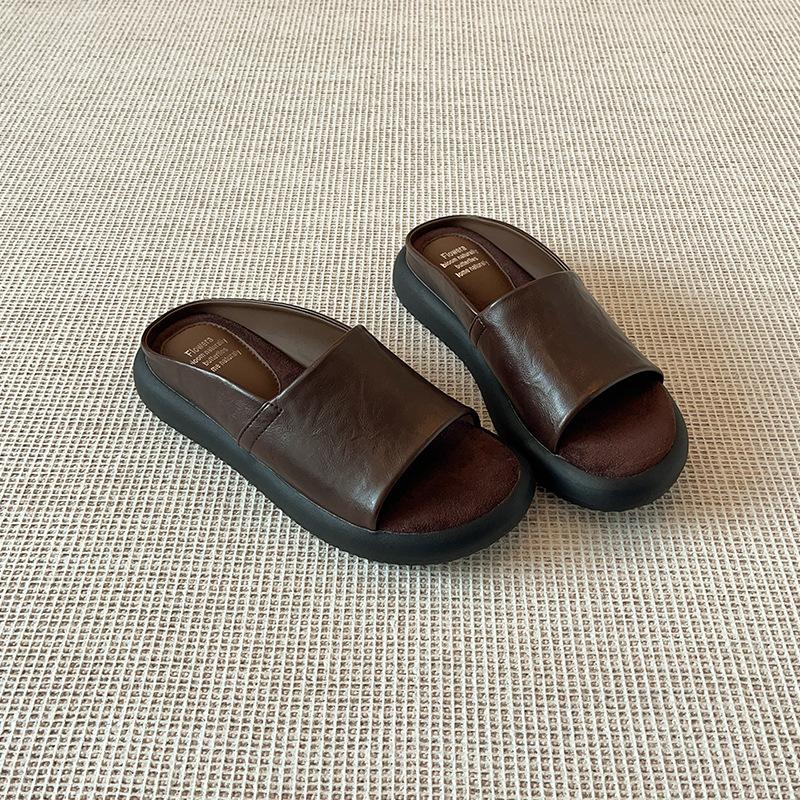 

Flat bottom comfortable 2025 summer new slippers women s loose feeling outer wear versatile open toe soft sole not tired feet sandals women 40 коричневый