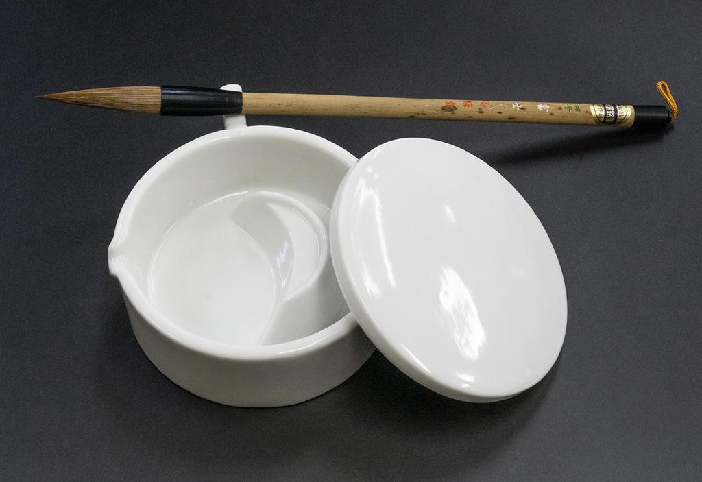 Kobaido Sumiike Mały Porcelanowy Biały z Podstawką na Pędzel