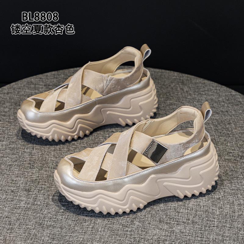 Xias neue atmungsaktive Freizeitsandalen mit dicker Sohle, kleiner Tasche und Hohlmuster