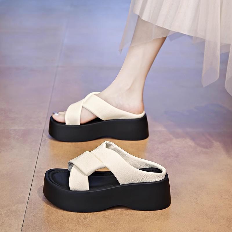 Coole Hausschuhe Damen Sommerbekleidung neue modische dicksohlige schöne schwarze Strandsandalen