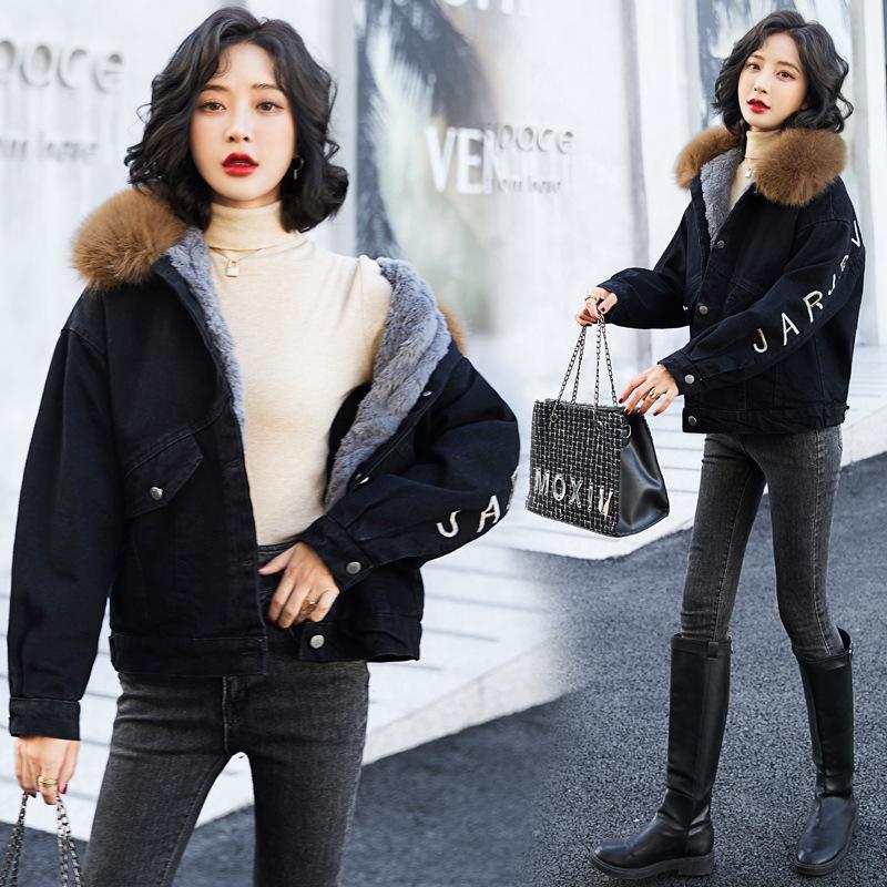 

Женская джинсовая куртка на флисовой подкладке с меховым воротником - Хлопковая набивка, Свободная, Модная, Теплая куртка для осени и зимы (Маленький размер) L (110-125 Jin)