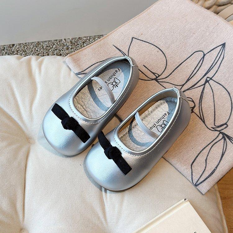 

Girls small leather shoes 2025 spring and autumn new princess shoes children s single shoes soft sole casual baby dress flat shoes 34 срібний