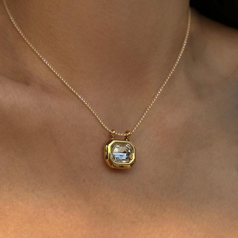 Huitan Élégant Collier Pendentif pour Femmes Délicat Fantaisie Mariage Fiançailles Accessoires de Luxe Incrusté ZC Brillant Couleur Or Bijoux