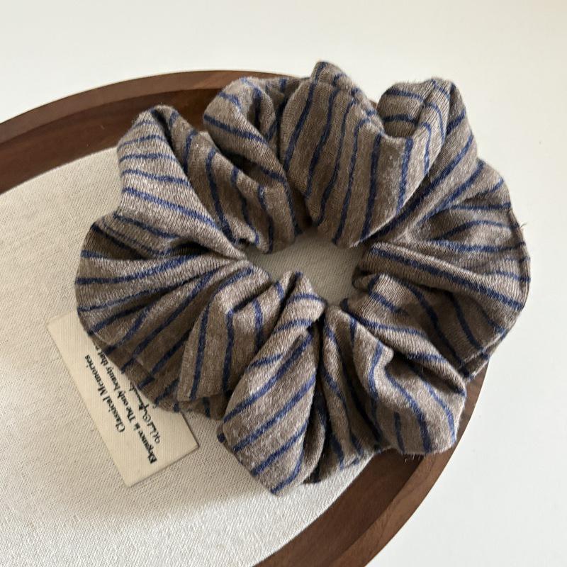 Korean-Style Striped Knit Scrunchie: Retro, Versatile Hair Accessory кофейный