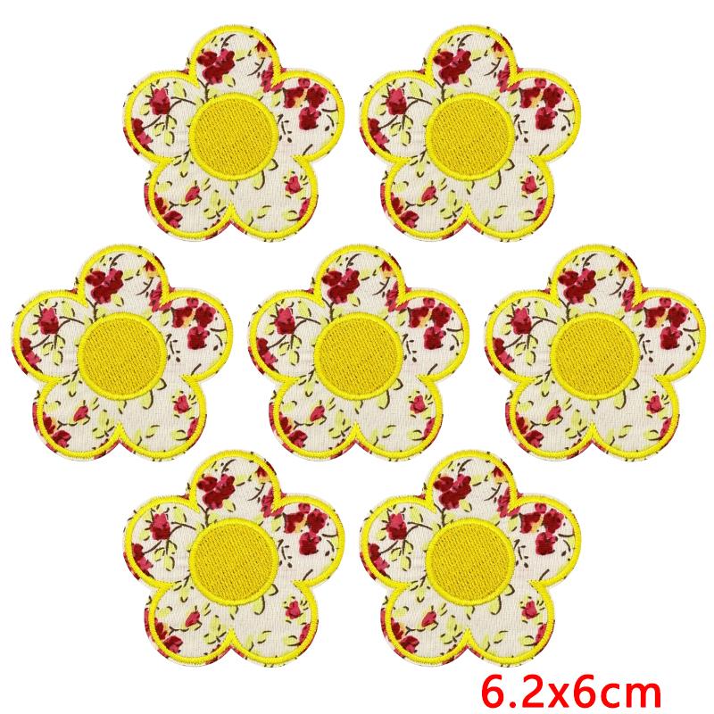 10 /26pcs Wholesale Fresh Letter Embroidery Patch Diy Floral Heart Bow Iron On Patches For Clothes Jackets Backpack Sew Stickers 