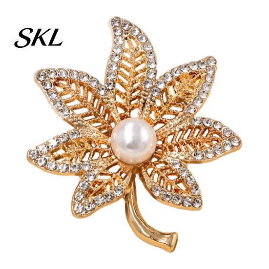 Lapel Pin Hollow Maple Leaf Shape Brooch, Retro Floral Brooch with Strong Vintage Style Buckle Design, Electroplating Anti-Oxidation Badge for