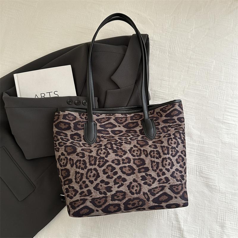 This Year, the Super Fire Leopard Print Tote Bag Women's 2025 New Versatile Autumn and Winter Large-capacity Student Class Shoulder Commuting Bag