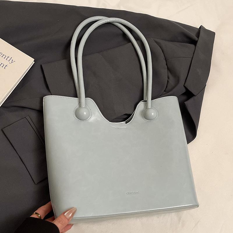 

Wholesale new Korean version of simple niche design feeling underarm bucket bag large capacity commuter leisure shoulder women s bag