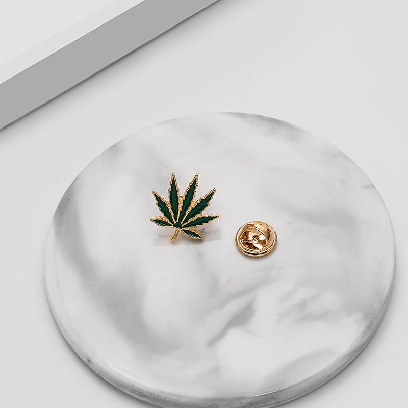 Vintage Brooch Pin Personality Creative Maple Alloy Oil Drip Leaf Badge Corsage