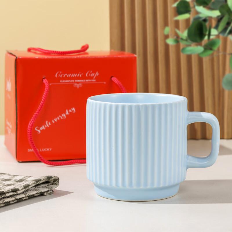 Einfacher gestreifter Keramikbecher