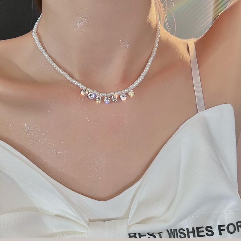 This short pearl necklace is a niche design for women. It features a light and luxurious collarbone chain with beads